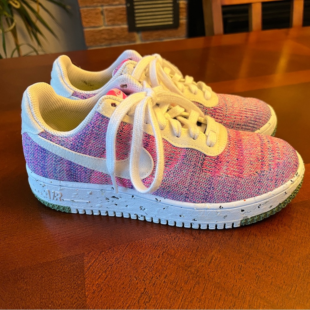 Nike womenβs 7.5 Air Force 1 Low Crater Flyknit sneakers, Fuchsia Glow